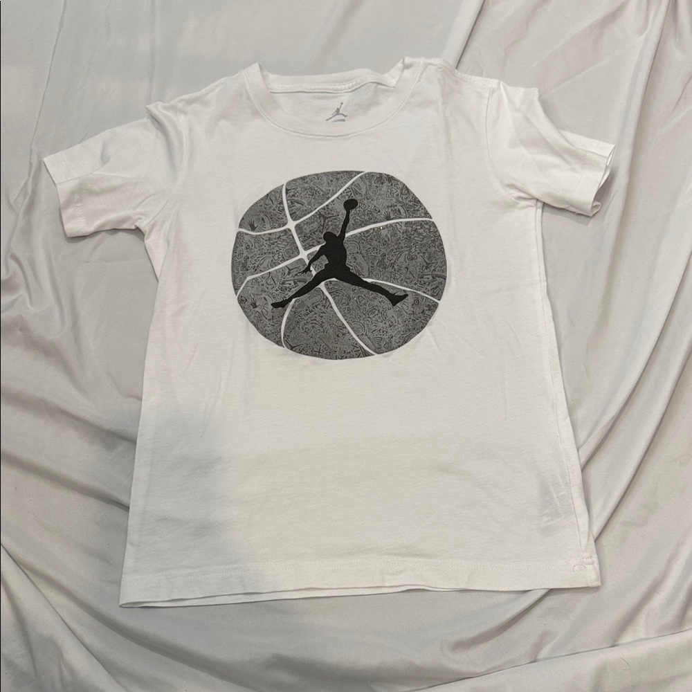 Boys Jordan Nike White Graphic T-Shirt size M